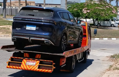 نقل السيارات والمعدات على الطريق الصحراوي